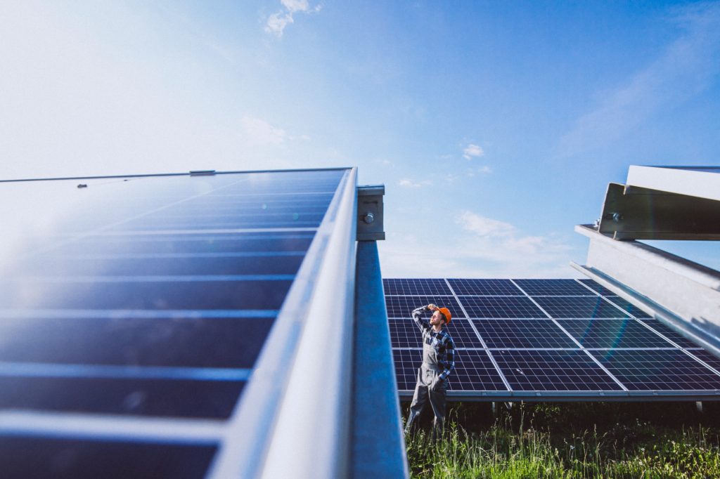 Panneau aerovoltaïque dans un champ permettant la captation de l'energie des rayons du soleil