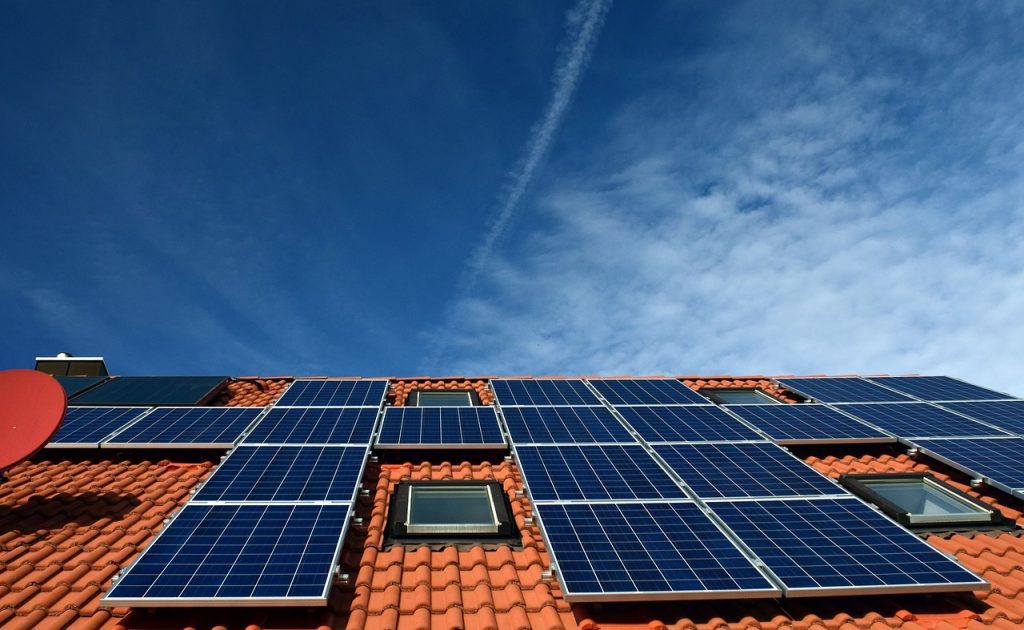 Toit de maison inclinée a 30° avec panneaux photovoltaïques