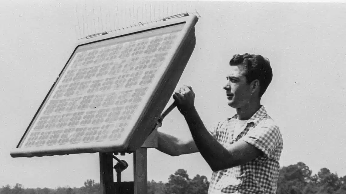 Technicien sur un poteaux électrique installant un panneaux solaire en 1927