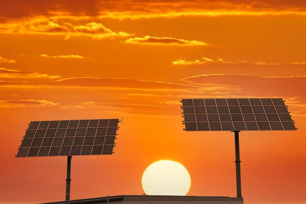 Panneaux photovoltaïques sous couché de soleil