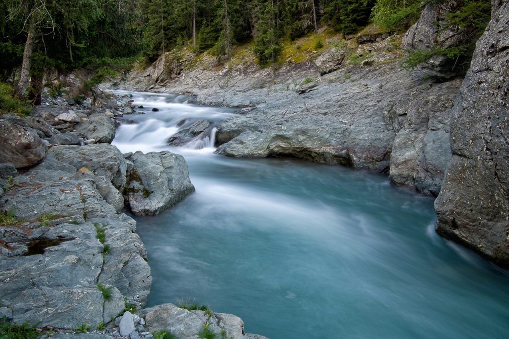 Rivière avcec courant pour alimenter la micro turbine hydrolique