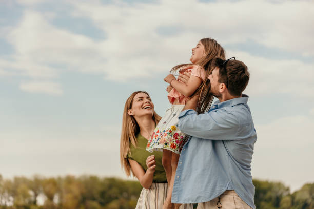 Contre l'augmentation des prix de l'électricité famille heureuse grace a leur autoconsommation